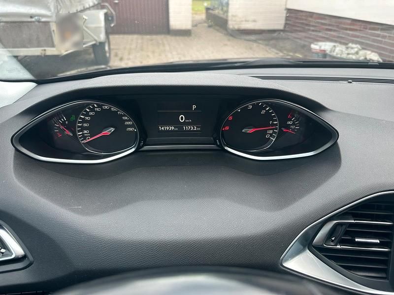 Gebraucht Peugeot 308 120 PS (88 kW) 2016 Schwarz Kombi