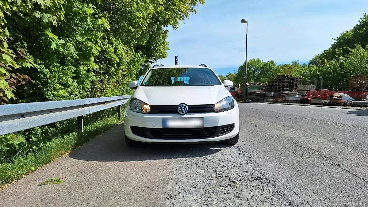 Gebraucht VW Golf VI Comfortline 105 PS (77 kW) 2013 Weiß Kombi