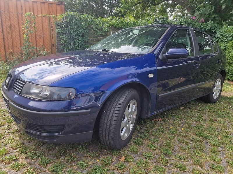 Blau Gebraucht 2001 Seat Leon Stella Limousine | 1.800 € (Fairer Preis) - Bild 1/4