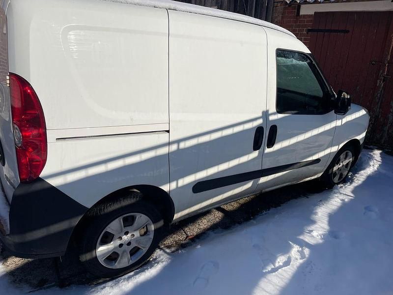 Gebraucht Opel Combo Selection 105 PS (77 kW) 2013 Weiß Van / Kleinbus