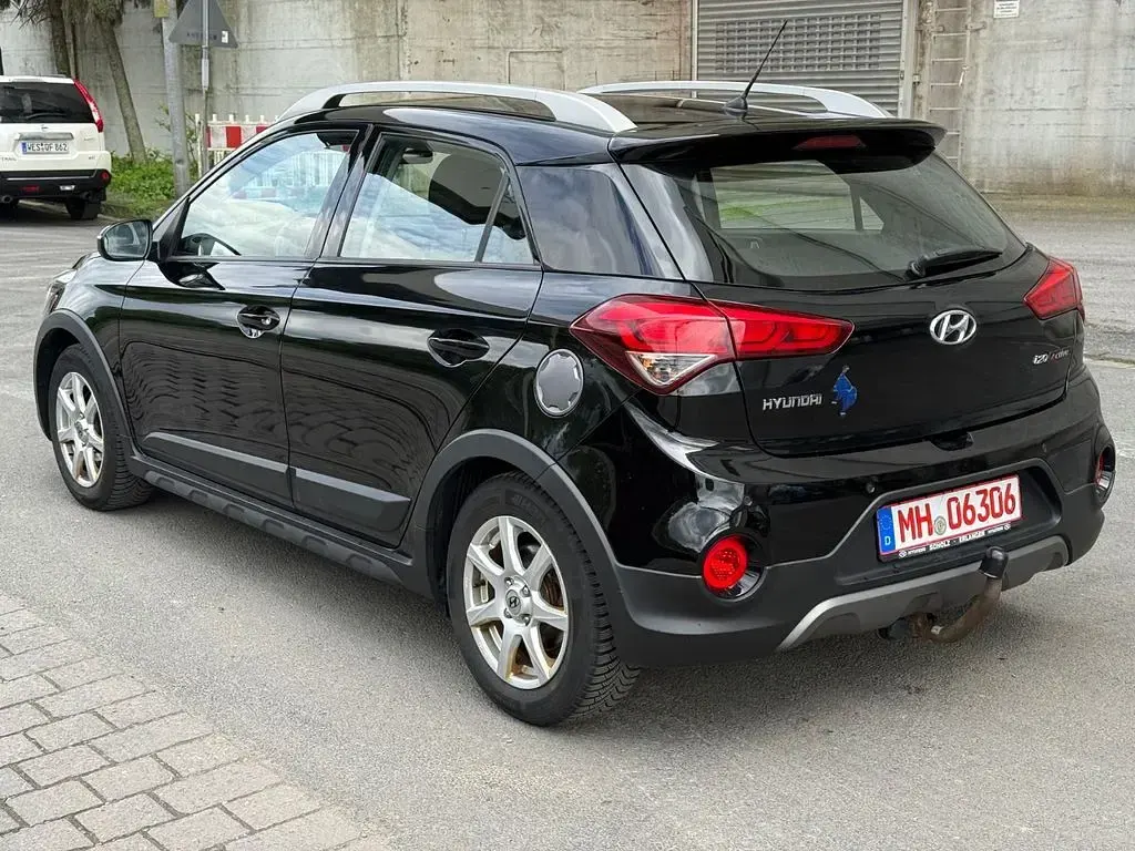 Gebraucht Hyundai i20 Active 120 PS (88 kW) 2016 Schwarz Limousine