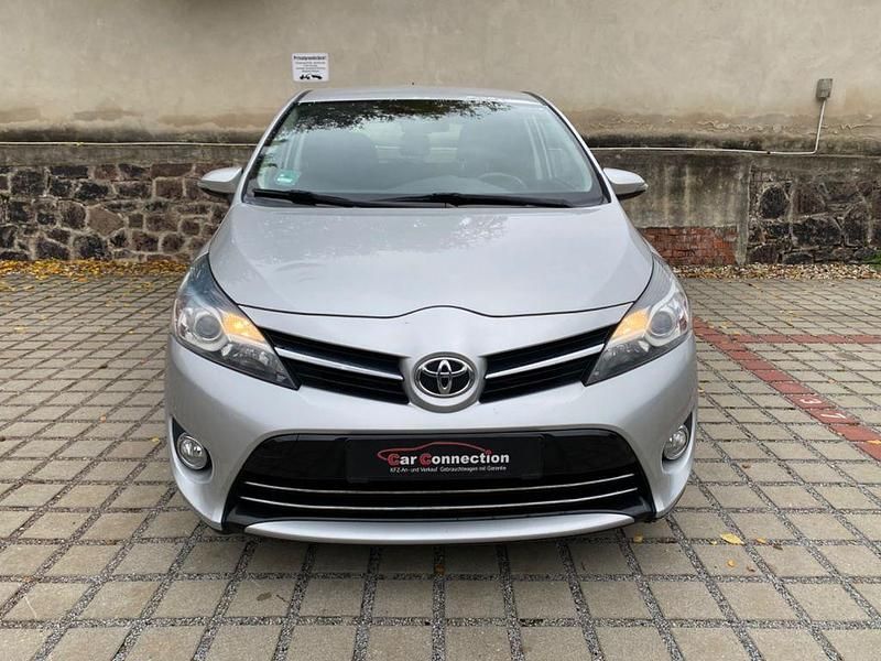 Silber Gebraucht 2017 Toyota Verso Edition-S Van / Kleinbus | 6.999 € (Superpreis) - Bild 1/4
