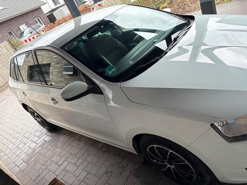 Gebraucht Skoda Rapid 90 PS (66 kW) 2017 Weiß Kleinwagen