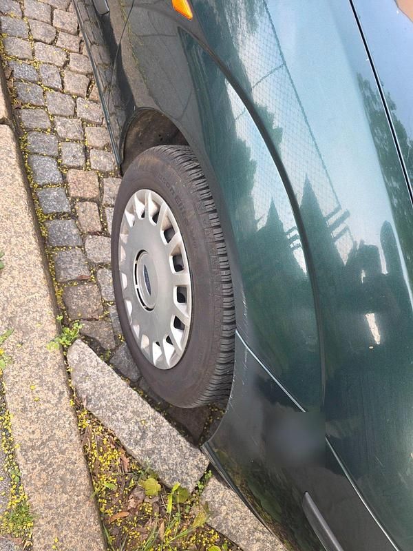 Usata Ford Focus 101 CV (74 kW) 2004 Verde Station wagon