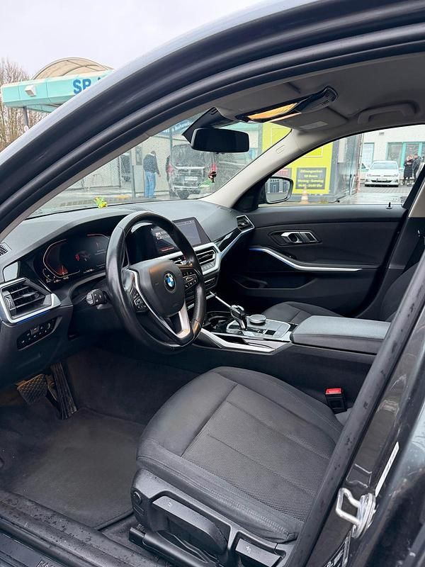 Gebraucht BMW 320 190 PS (139 kW) 2019 Grau Limousine