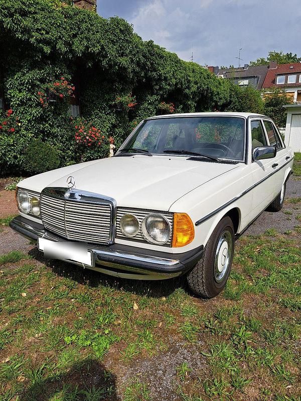 Weiß Gebraucht 1978 Mercedes 220 Limousine | 14.950 € - Bild 1/4
