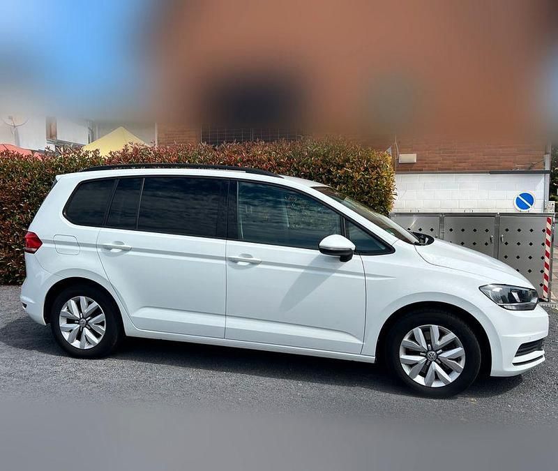 Weiß Gebraucht 2016 VW Touran Comfortline Van / Kleinbus | 11.250 € (Guter Preis) - Bild 1/4