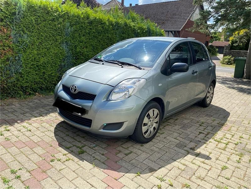 Silber Gebraucht 2009 Toyota Yaris Kleinwagen | 1.900 € (Guter Preis) - Bild 1/4