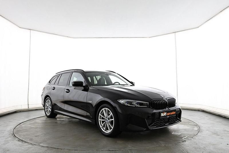 Schwarz Gebraucht 2022 BMW 330e M Sport Kombi | 31.220 € (Fairer Preis) - Bild 1/4