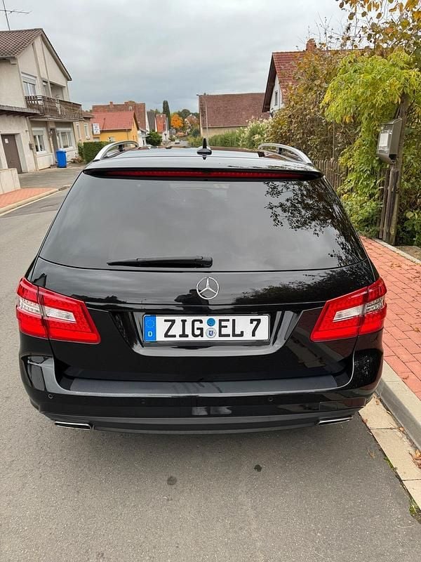 Gebraucht Mercedes E220 AMG line 170 PS (125 kW) 2012 Schwarz Limousine