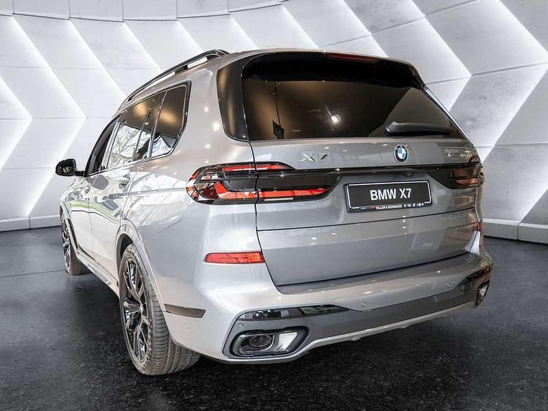 Neu BMW X7 M Sport 352 PS (258 kW) 2026 Grau SUV