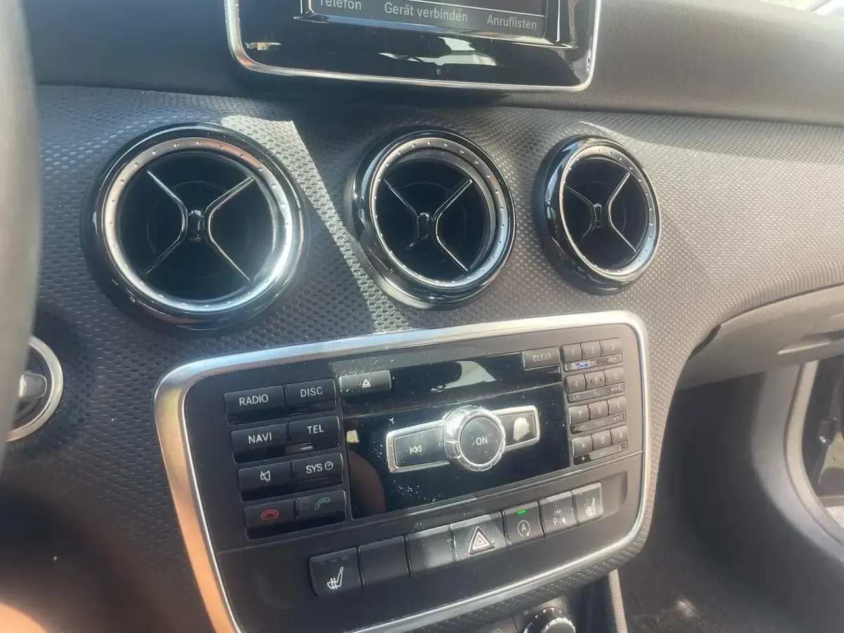 Gebraucht Mercedes A180 122 PS (89 kW) 2015 Schwarz Kleinwagen