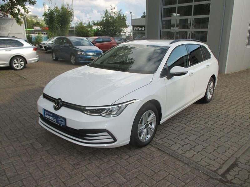 Weiß Gebraucht 2023 VW Golf VIII Life Kombi | 22.444 € (Fairer Preis) - Bild 1/4