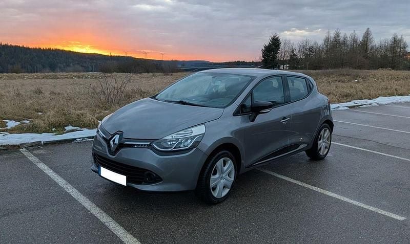 Grau Gebraucht 2013 Renault Clio IV Limousine | 4.900 € (Fairer Preis) - Bild 1/4