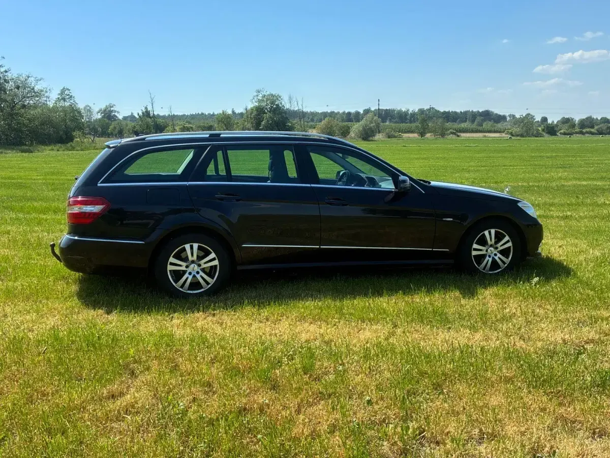 Usado Mercedes E220 170 CV (125 kW) 2011 Negro Familiar