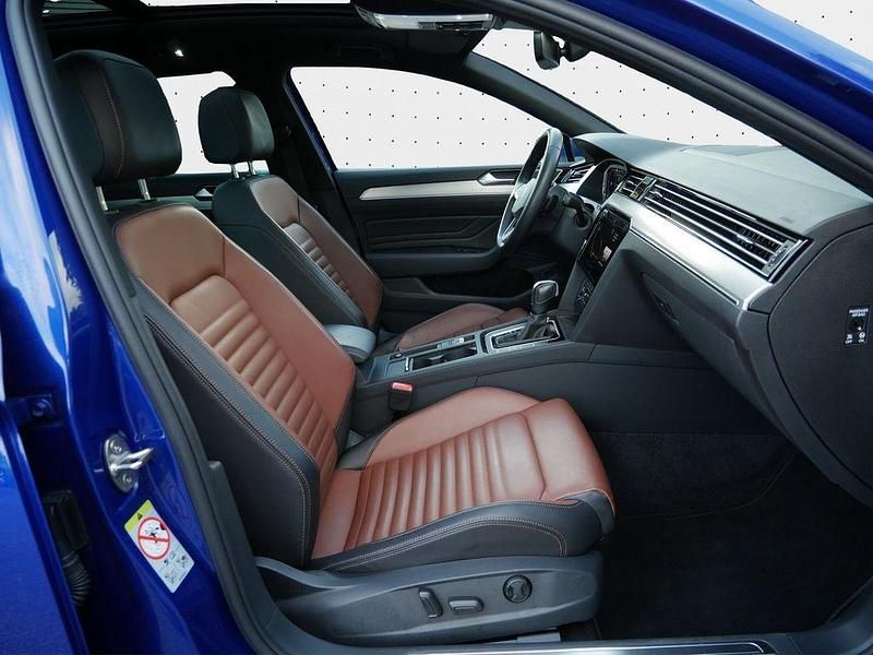 Gebraucht VW Passat R-line 200 PS (147 kW) 2023 Lapiz blue metallic Kombi