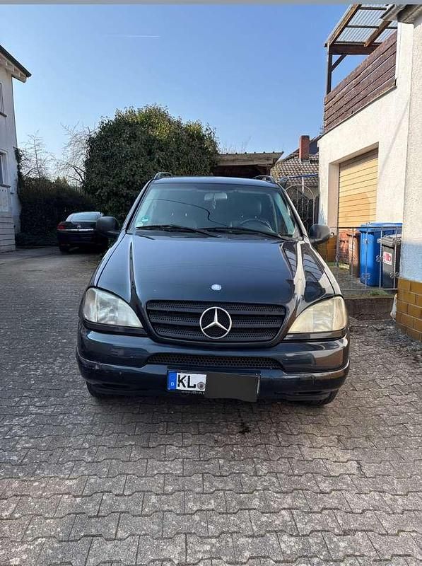 Gebraucht Mercedes ML270 163 PS (119 kW) 2000 Schwarz SUV