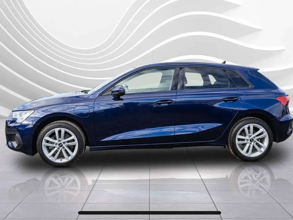 Gebraucht Audi A3 Comfort 150 PS (110 kW) 2022 Blau Limousine