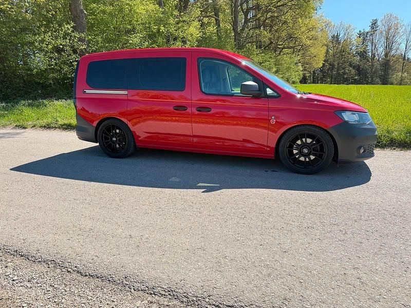 Second-hand VW Caddy Maxi 122 CP (89 kW) 2021 Roșu Monovolum