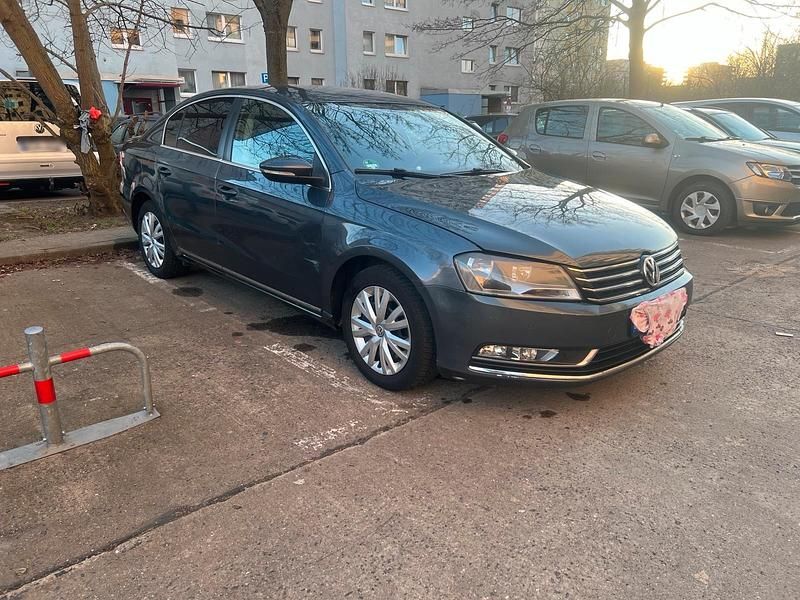 Gebraucht VW Passat 105 PS (77 kW) 2012 Grau Limousine