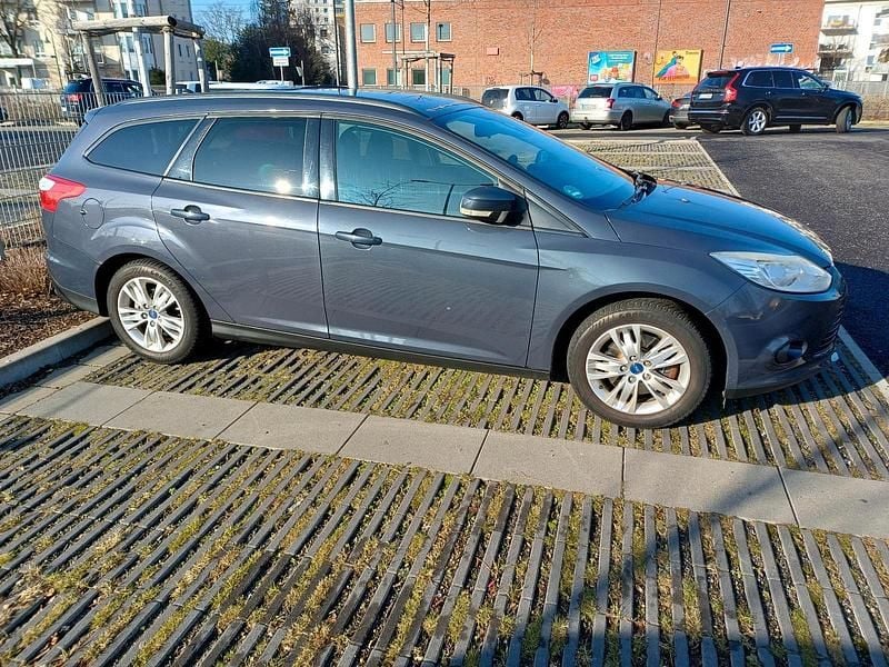 Gebraucht Ford Focus 105 PS (77 kW) 2011 Blau Kombi