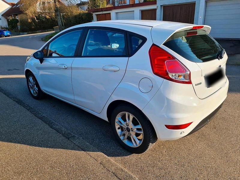 Gebraucht Ford Fiesta Celebration 100 PS (73 kW) 2017 Weiß Kleinwagen
