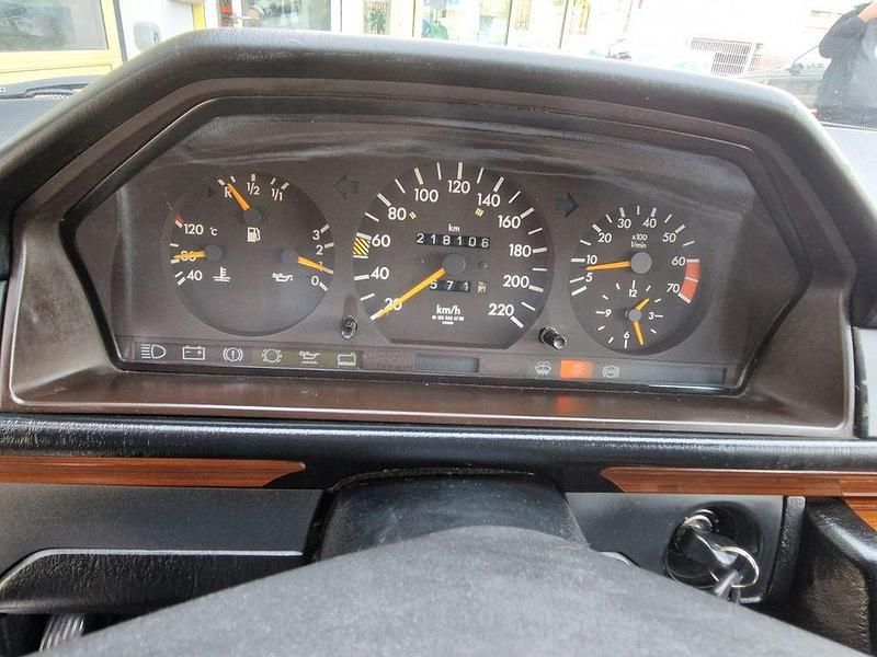 Gebraucht Mercedes E200 118 PS (86 kW) 1991 Braun Limousine