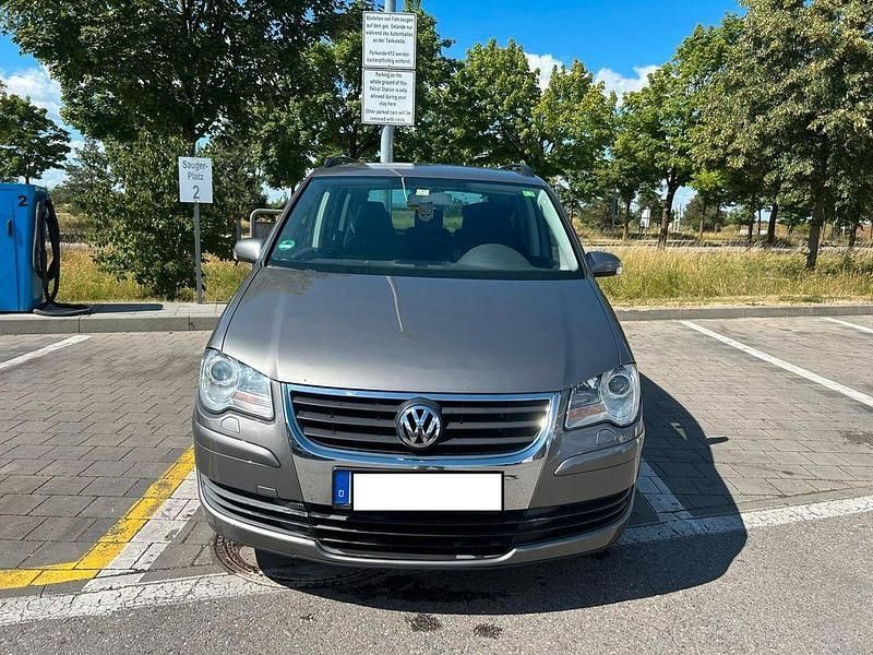 Grau Gebraucht 2007 VW Touran Trendline Van / Kleinbus | 3.950 € (Fairer Preis) - Bild 1/4