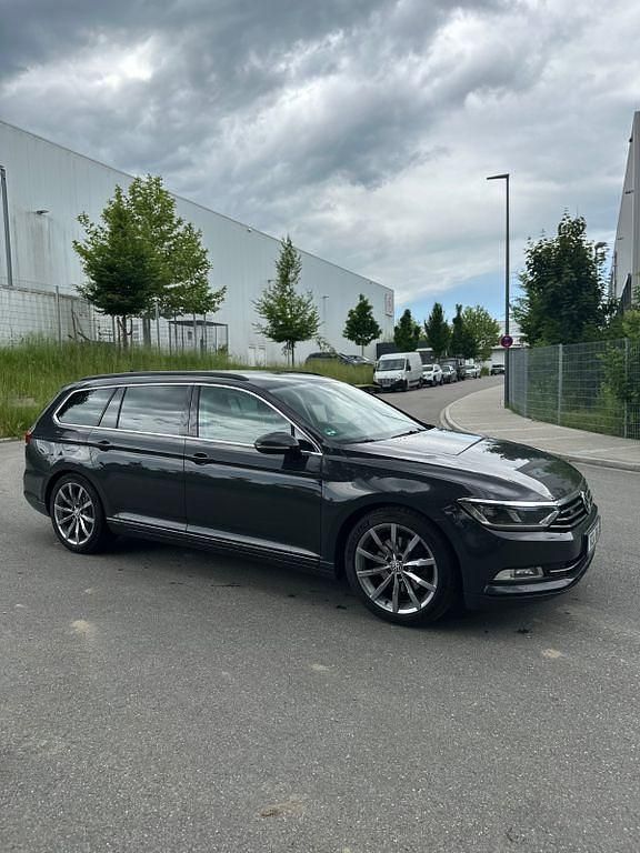 Grau Gebraucht 2015 VW Passat Comfortline Kombi | 8.300 € - Bild 1/4