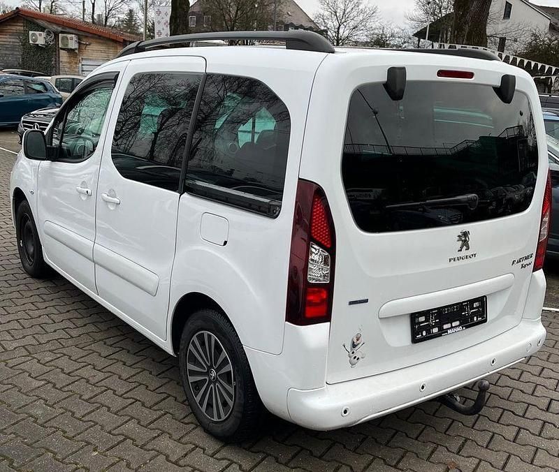 Gebraucht Peugeot TePee Active 99 PS (72 kW) 2016 Weiß SUV