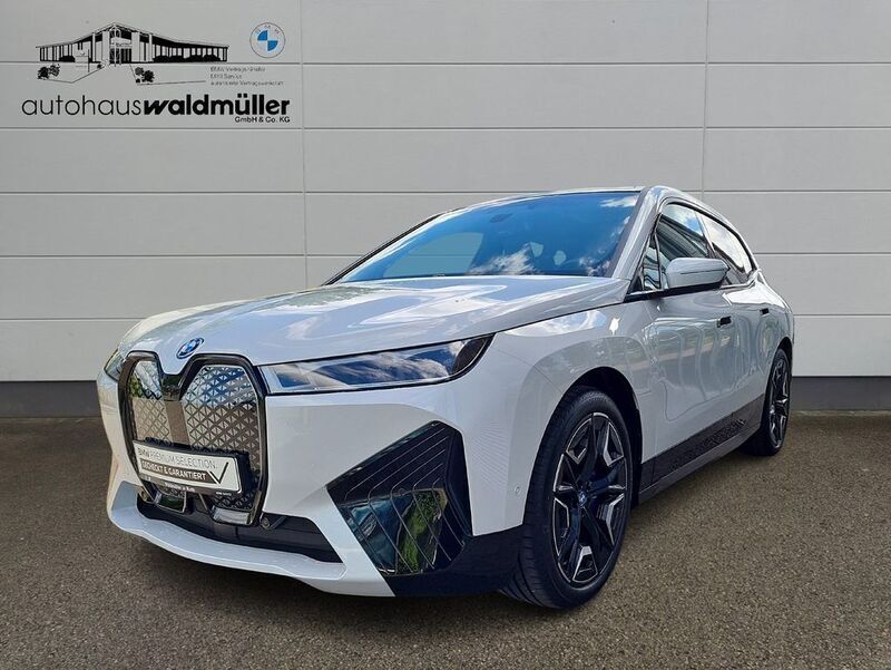 Weiß Gebraucht 2023 BMW iX Sport Line SUV | 51.909 € (Fairer Preis) - Bild 1/4