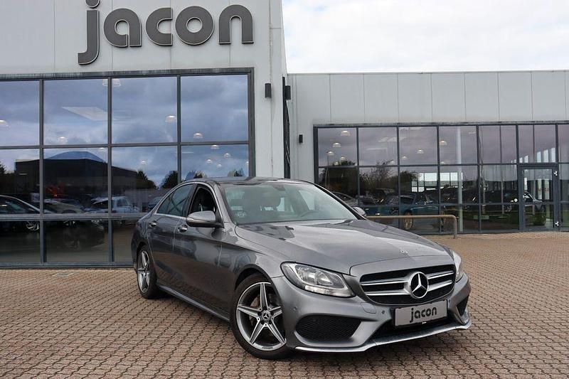Grau Gebraucht 2018 Mercedes C220 AMG line Limousine | 18.400 € (Fairer Preis) - Bild 1/4