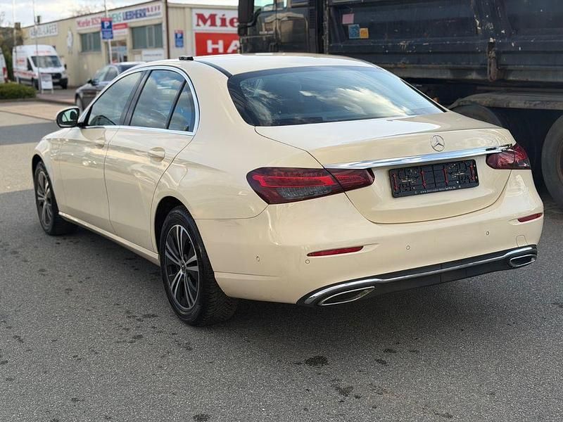 Gebraucht Mercedes E200 Avantgarde 160 PS (117 kW) 2022 Beige Limousine