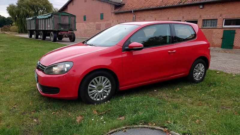 Rot Gebraucht 2010 VW Golf VI Kleinwagen | 3.300 € (Guter Preis) - Bild 1/4