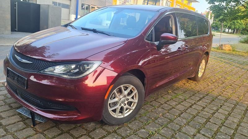 Rot Gebraucht 2022 Chrysler Voyager Van / Kleinbus | 29.999 € - Bild 1/4