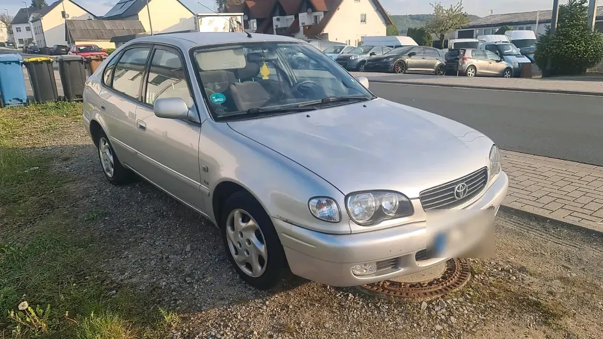 Brugt Toyota Corolla 110 HK (80 kW) 2001 Sølv Sedan