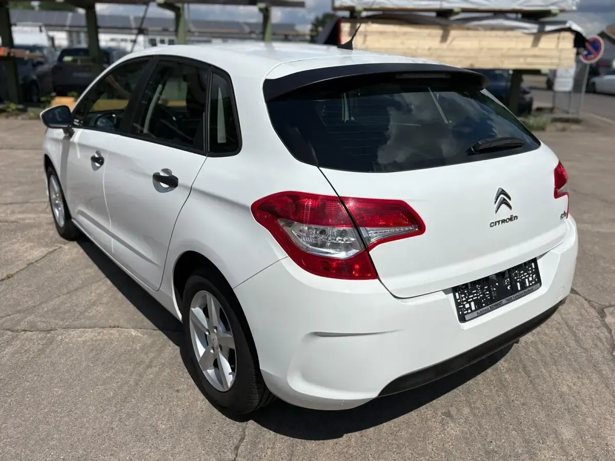 Used Citroën C4 Attraction 95 HP (69 kW) 2013 White Sedan