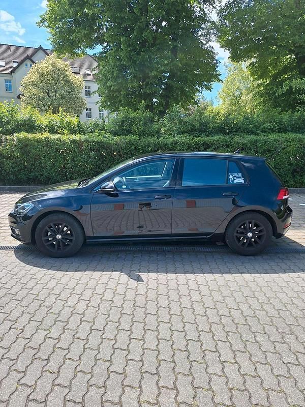 Gebraucht VW Golf VII Comfortline 150 PS (110 kW) 2019 Schwarz Limousine