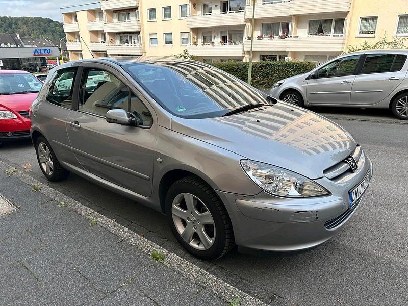 Grau Gebraucht 2004 Peugeot 307 Kleinwagen | 1.399 € (Fairer Preis) - Bild 1/4