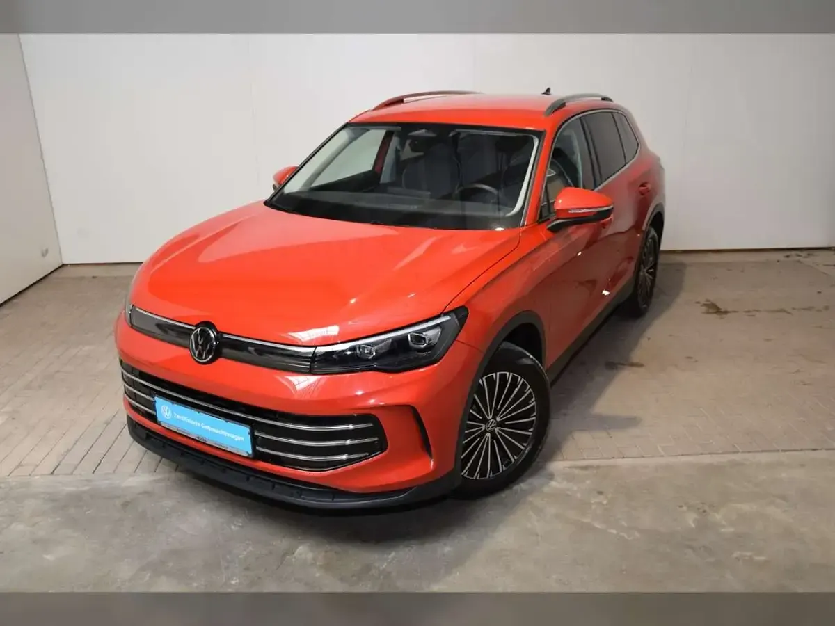 Gebraucht VW Tiguan Elegance 193 PS (141 kW) 2024 Persimmon red metallic SUV