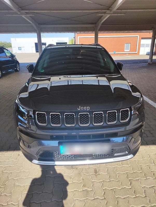 Grau Gebraucht 2022 Jeep Compass Limited SUV | 23.400 € (Superpreis) - Bild 1/4