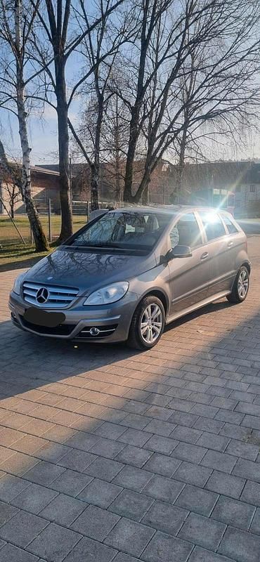 Beige Gebraucht 2010 Mercedes 200 Kleinwagen | 3.500 € - Bild 1/4
