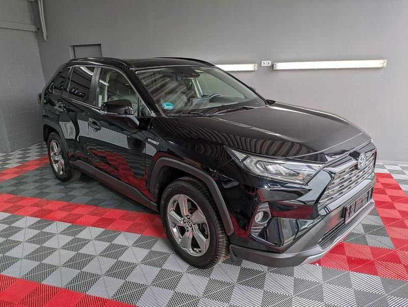 Attitude black mc. Gebraucht 2020 Toyota RAV4 Hybrid Team SUV | 21.780 € (Etwas zu teuer) - Bild 1/4