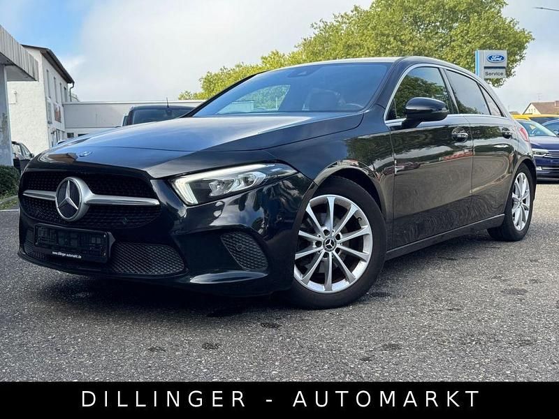 Schwarz Gebraucht 2018 Mercedes A180 Kleinwagen | 17.670 € (Fairer Preis) - Bild 1/4