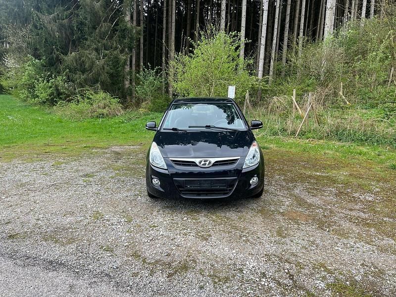 Schwarz Gebraucht 2012 Hyundai i20 Limousine | 1.890 € (Superpreis) - Bild 1/4