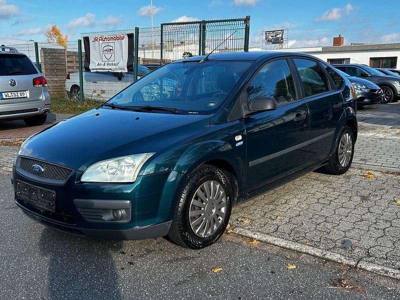 Grün Gebraucht 2006 Ford Focus Trend Limousine | 900 € (Superpreis) - Bild 1/4