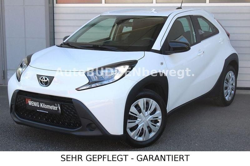 Weiß Gebraucht 2022 Toyota Aygo Play Kleinwagen | 13.700 € (Fairer Preis) - Bild 1/4