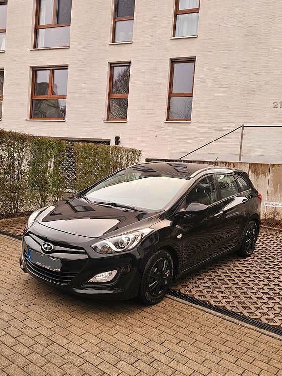 Gebraucht Hyundai i30 99 PS (72 kW) 2014 Schwarz Kombi