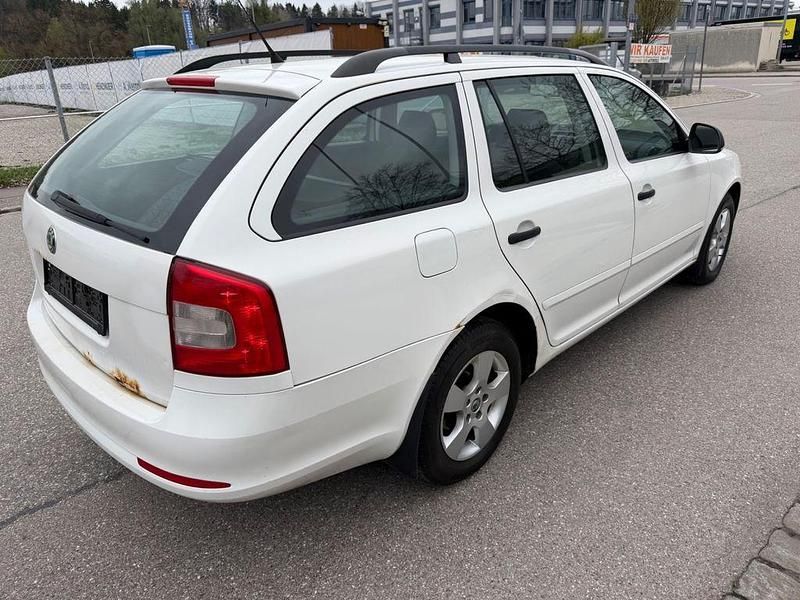 Gebraucht Skoda Octavia Elegance 105 PS (77 kW) 2010 Weiß Kombi