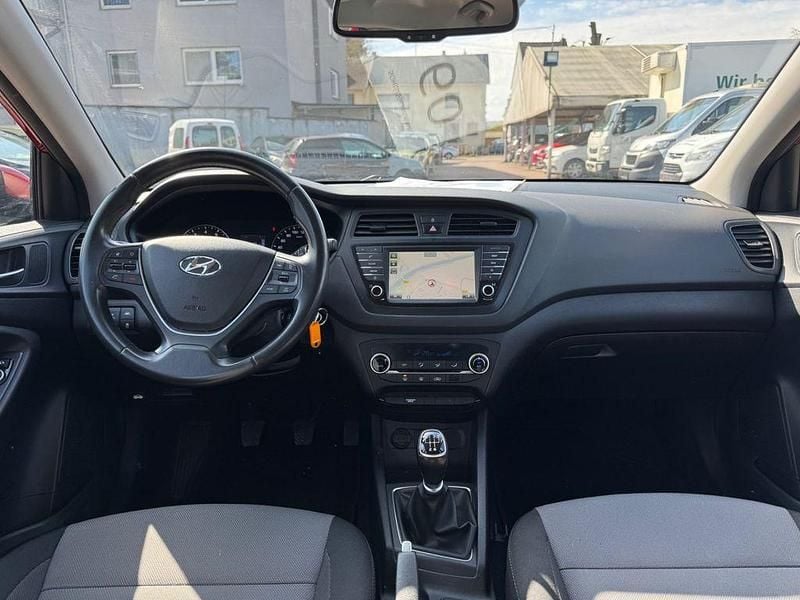 Gebraucht Hyundai i20 101 PS (74 kW) 2017 Rot Limousine